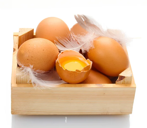 Uova di pollo in scatola di legno isolato su bianco — Foto Stock