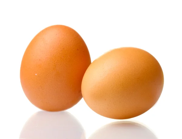 Два коричневых яйца изолированы на белом — стоковое фото