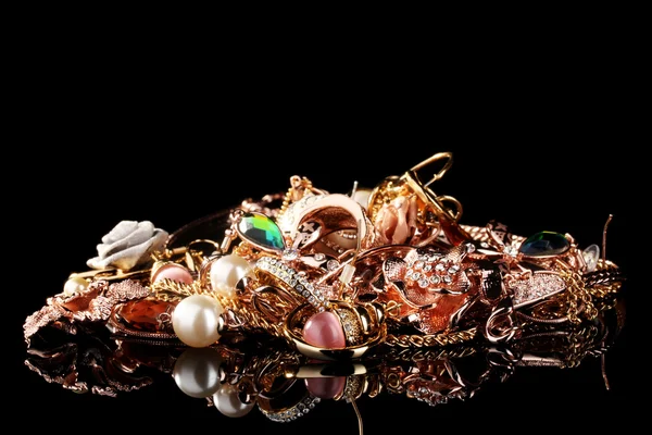 Várias jóias de ouro em preto — Fotografia de Stock