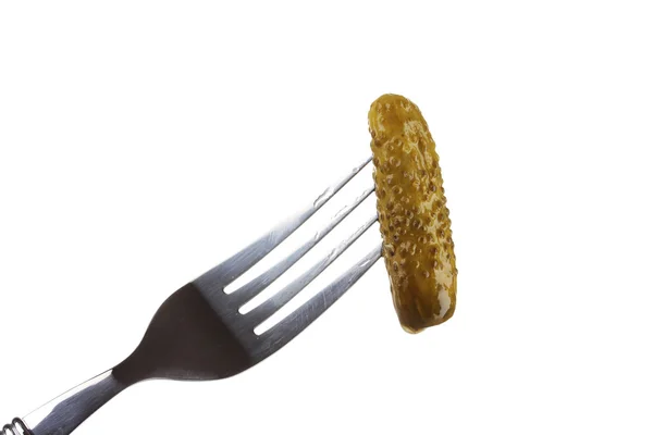 Marinerad gurka på gaffel isolerad på vit — Stockfoto
