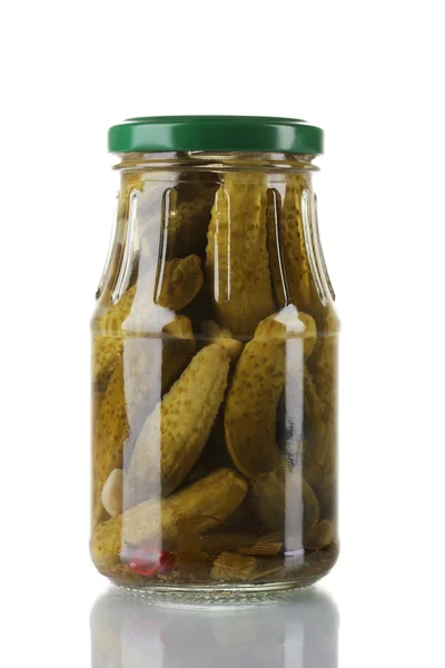 Gemarineerde komkommers in een glazen pot geïsoleerd op wit — Stockfoto