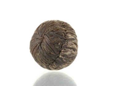çiçekli çay topu üzerinde beyaz izole