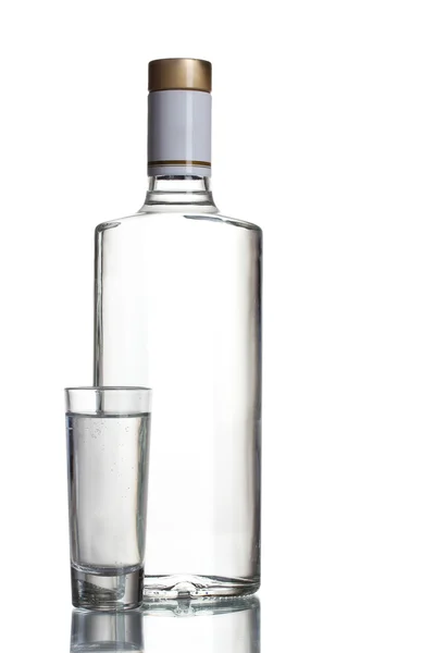 보드카와 와인 글라스 흰색 절연의 병 — 스톡 사진