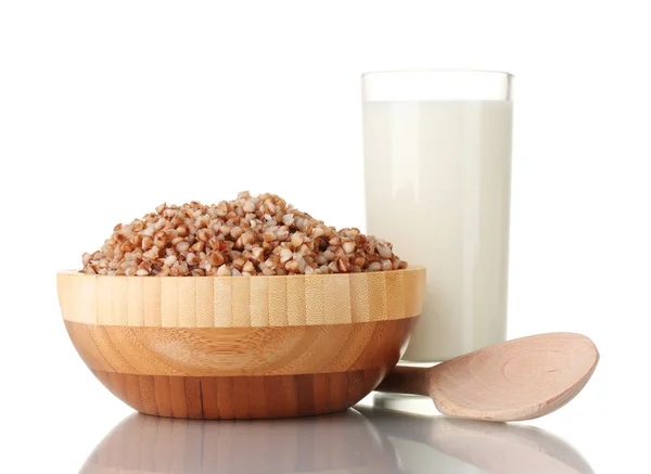 Trigo sarraceno hervido en un tazón de madera con un vaso de leche aislado en blanco —  Fotos de Stock