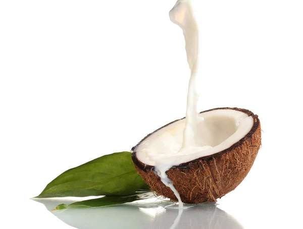 Coco com leite de coco isolado sobre branco — Fotografia de Stock