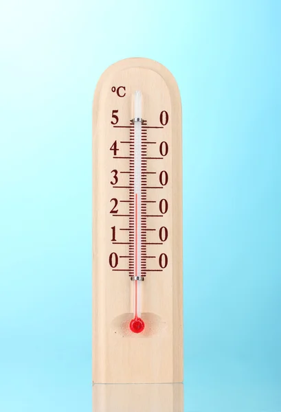Termometr drewniany na niebiesko — Zdjęcie stockowe