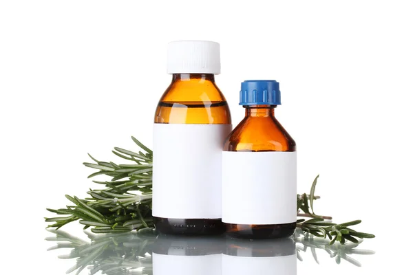 Medische flessen en verse groene rozemarijn geïsoleerd op wit — Stockfoto
