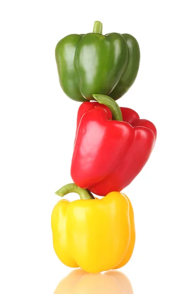 Paprika vert frais, rouge et jaune isolé sur blanc — Photo