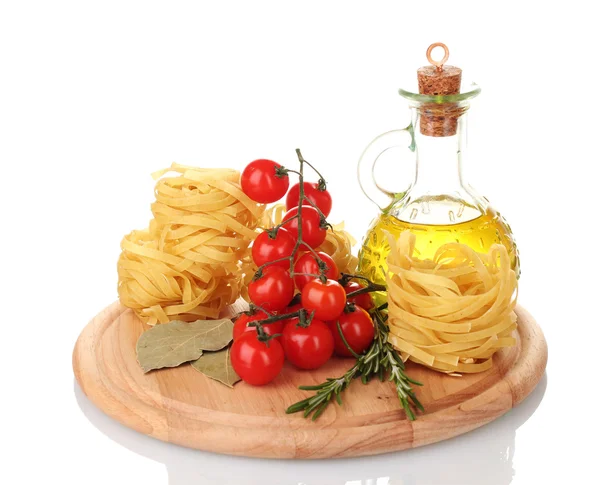 Fideos, tarro de aceite, especias y verduras sobre tabla de madera aislada en whit — Foto de Stock