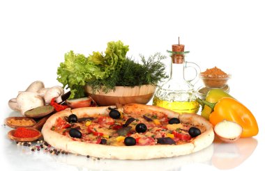 güzel pizza, sebze, baharat ve yağ üzerinde beyaz izole