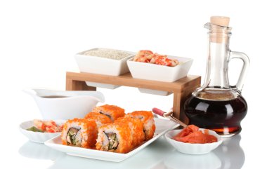 üzerinde plaka, çubuk, soya sosu, Balık ve izole karides lezzetli sushi