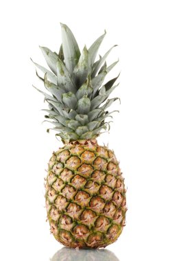 Beyaz üzerine izole edilmiş ananas