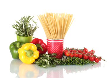 Spagetti ve biberiye, bardak, kırmızı biber, domates, kiraz ve yeşil soğan