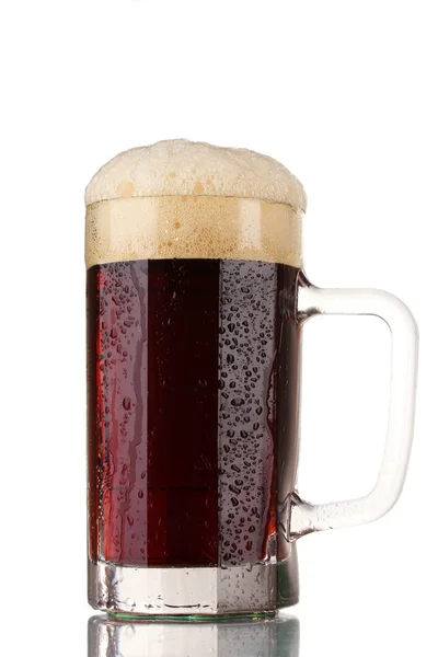 Rotes Bier mit Schaum im Becher isoliert auf weißem — Stockfoto