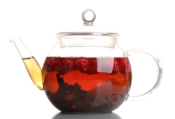 Glas zwart fruit thee in glas theepot geïsoleerd op wit — Stockfoto