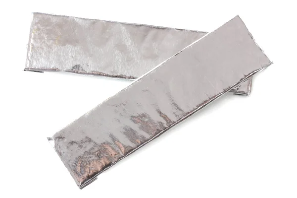 Две жевательные резинки, завернутые в стандартную серебряную фольгу, изолированные на белом — стоковое фото