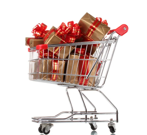 Mooie gouden geschenken met rood lint in winkelwagen geïsoleerd op wit — Stockfoto