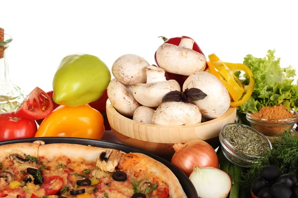 Läcker pizza på plattan, grönsaker och kryddor isolerad på vit — Stockfoto
