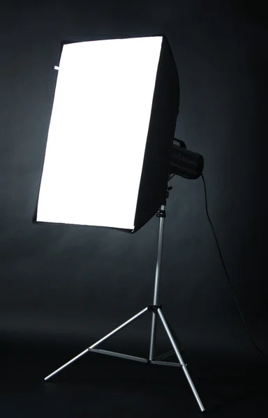 Stüdyo flash ile yumuşak-box siyah stüdyo zemin üzerine — Stok fotoğraf