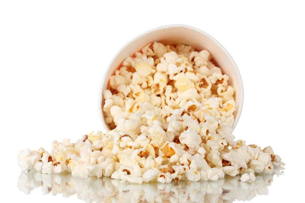 Pełne wiadro popcornu spadła na białym tle — Zdjęcie stockowe
