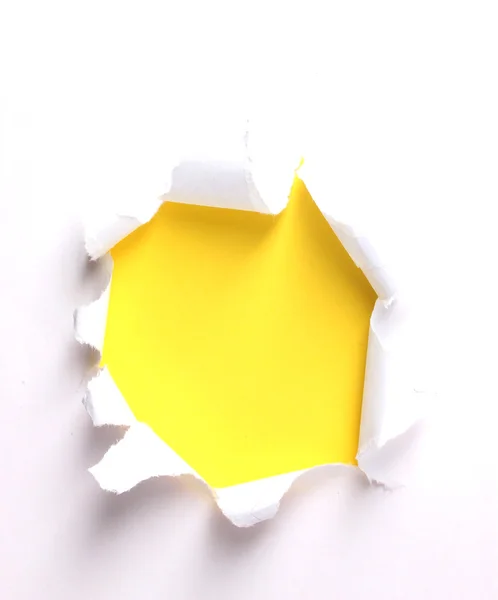 黄色の背景で破れた紙 — ストック写真
