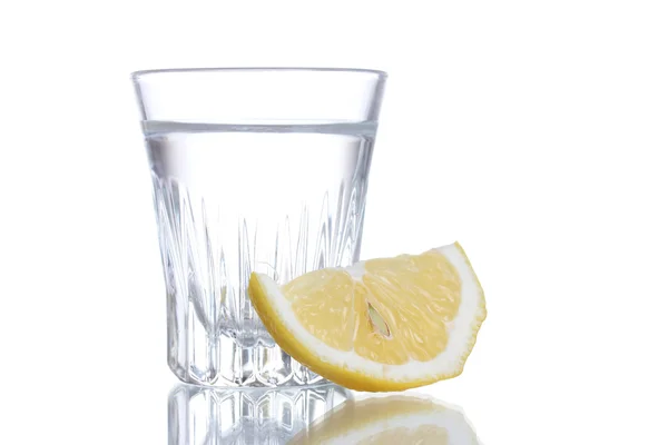 杯伏特加与柠檬上白色隔离 — 图库照片