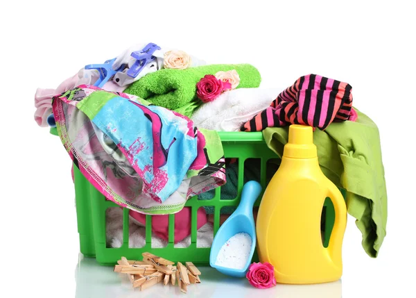 Roupas com detergente e pó de lavagem em cesta de plástico verde isolado — Fotografia de Stock