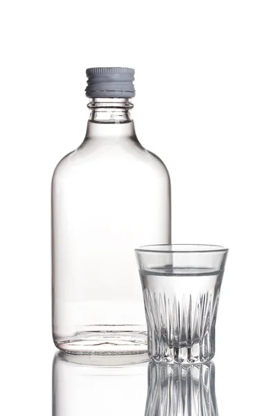 Flaska vodka och vinglas isolerad på vit — Stockfoto