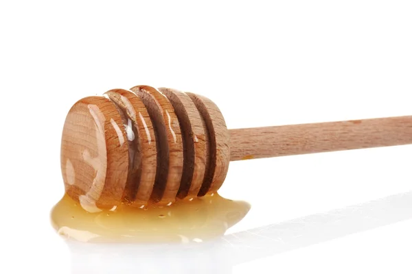 Mel em pau de mel de madeira isolado em branco — Fotografia de Stock