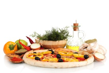 güzel pizza, sebze, baharat ve yağ üzerinde beyaz izole