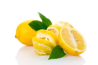 olgunlaşmış yapraklar üzerinde beyaz izole limon