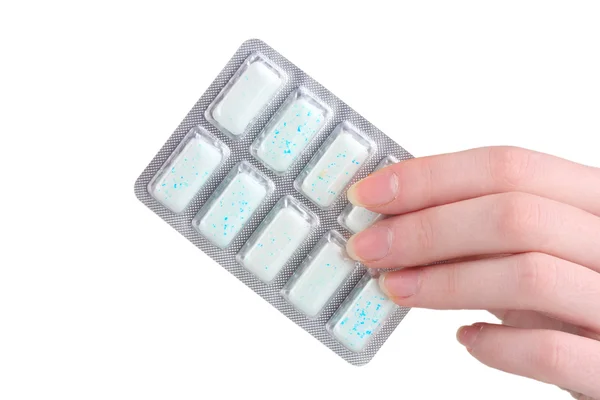Blistr s 10 žvýkání žvýkačky v ruce izolované na bílém — Stock fotografie