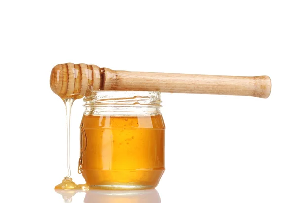 Tarro de miel y rociador de madera aislado en blanco — Foto de Stock