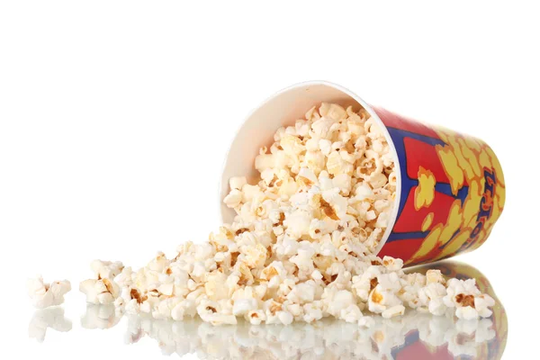 Volledige emmer popcorn gedaald geïsoleerd op wit — Stockfoto