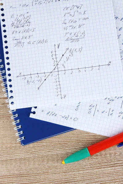 Mathematik, Physik und Geometrie auf einer Buchseite auf einem Holztisch — Stockfoto