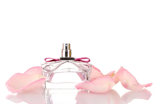 Bottiglia di profumo e petali rosa isolati su bianco — Foto Stock