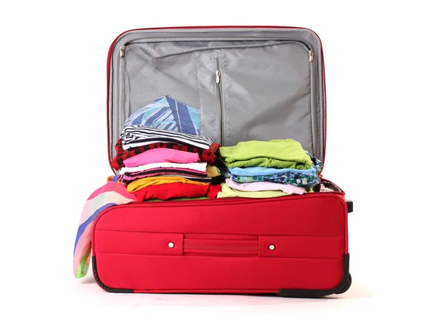 Ανοίξτε την κόκκινη βαλίτσα με ρούχα που απομονώνονται σε λευκό — Φωτογραφία Αρχείου