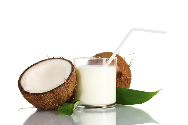 Lait de coco et noix de coco isolés sur blanc — Photo
