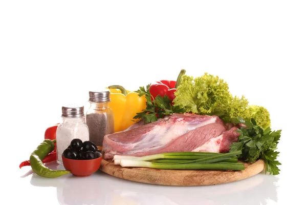生肉、 蔬菜上一块木板上白衣孤立吗? — 图库照片