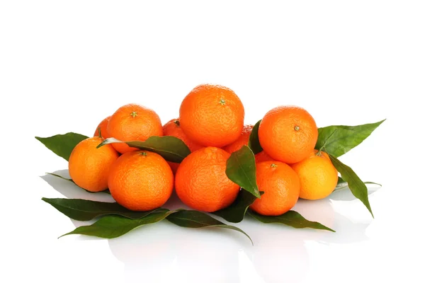 Mandarinas sabrosas maduras con hojas aisladas en blanco — Foto de Stock