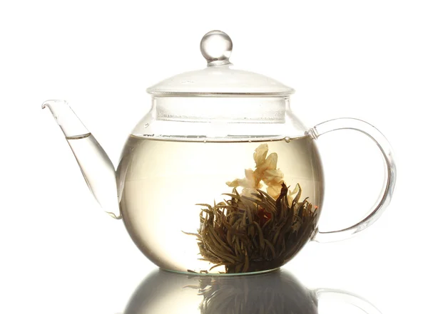 Экзотический зеленый чай с цветами в стеклянном чайнике изолированы на белом — стоковое фото