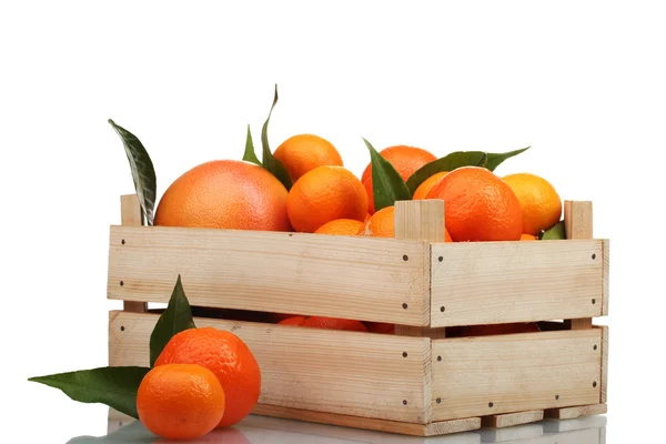 Reife leckere Mandarinen mit Blättern in Holzkiste isoliert auf weiß — Stockfoto