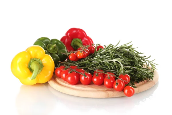 Färska gröna rosmarin, paprika och tomater körsbär på träplatta isolerade — Stockfoto