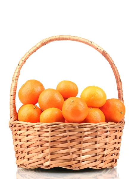 孤立在白色美丽购物篮中的橘子 — 图库照片