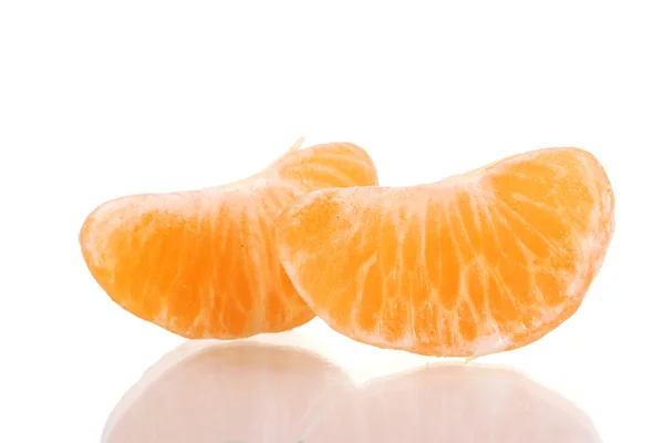 Zralé oranžová mandarinka hřebíček izolovaných na bílém — Stock fotografie
