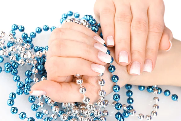 Mains avec un beau design d'hiver et des perles isolées sur blanc — Photo