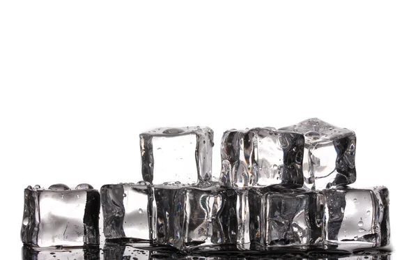Smeltende ijsblokken geïsoleerd op wit — Stockfoto