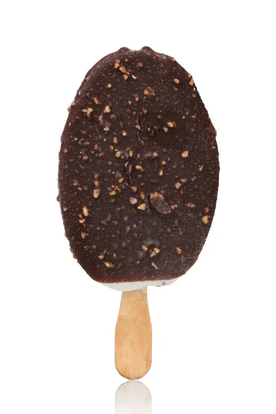 흰색 절연 막대기에 견과류와 함께 맛 있는 아이스크림 — 스톡 사진