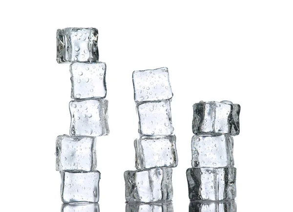 Smältande is kuber isolerad på vit — Stockfoto