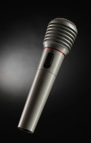 Microphone en fer gris brillant sur fond noir — Photo